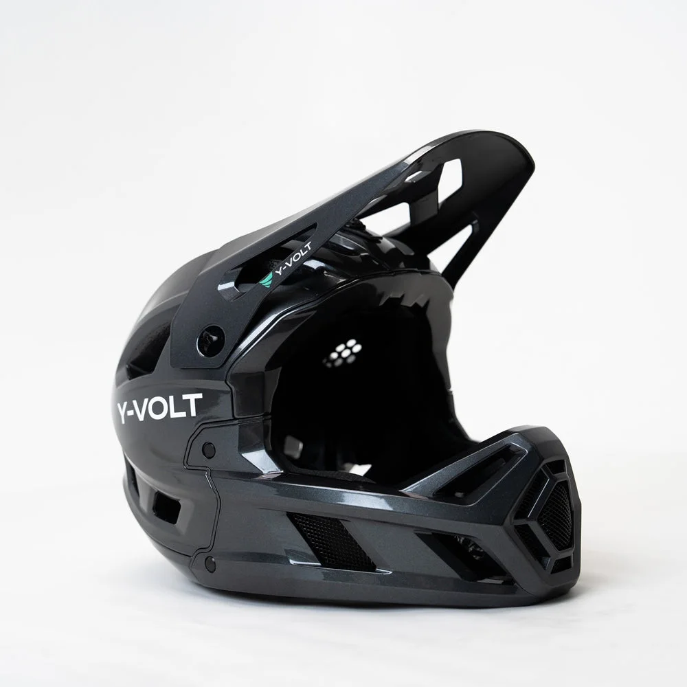 Чёрный фирменный кроссовый шлем Y-VOLT